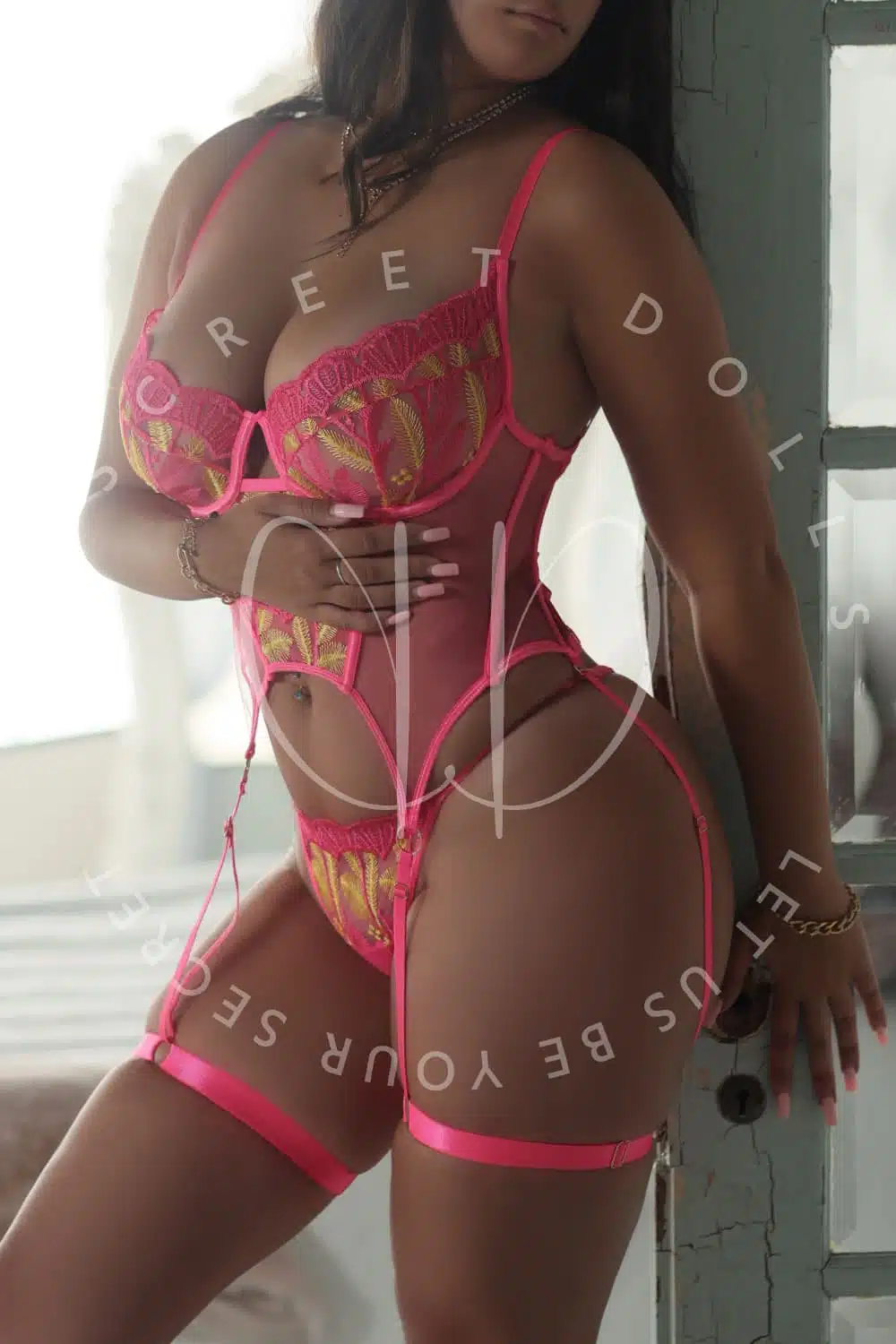 AVERY-CURVY-ITALIAN-EURO-GND-ESCORT-AIRPORT-YYZ.jpg.webp